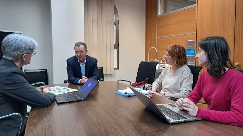Los empleados públicos realizan informes periódicos de la Carta de Servicios. /EPDA