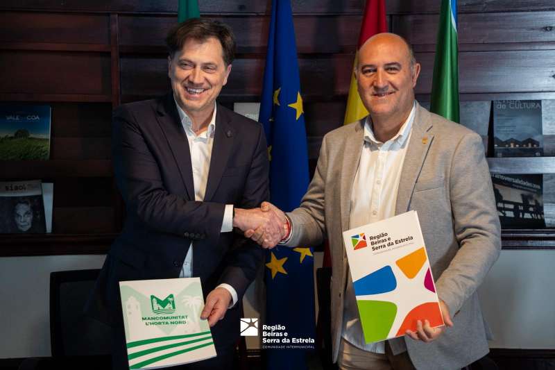 António Miraldes i Paco Gómez en la signatura de l?acord celebrada a Guarda./CIMRBSE