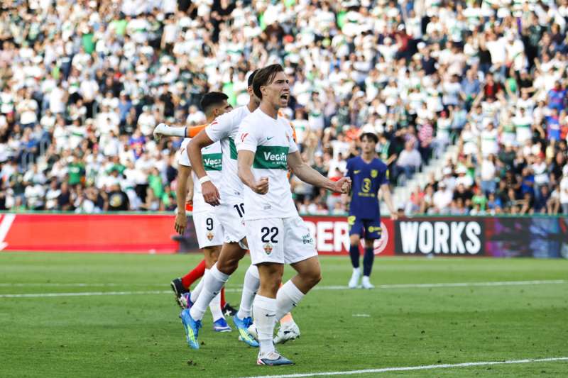 El defensa austriaco del Elche David Affengruber celebra tras anotar durante el partido de LaLiga entre el Elche y el Atlético de Madrid, en el estadio Martínez Valero. EFE/ Archivo
