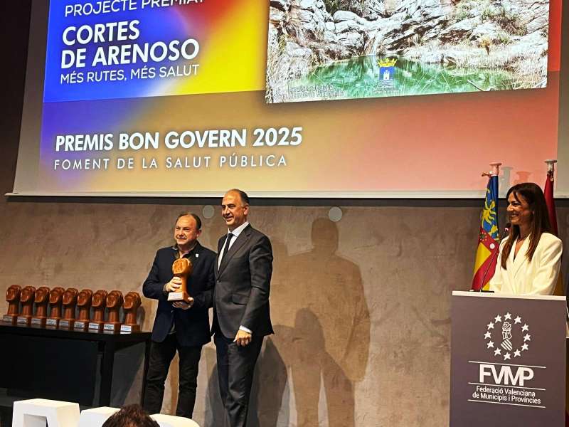 El alcalde de Cortes de Arenoso, D. Florencio Catalán Bagán, recogiendo el premio en la VIII edición de los Premios Buen Gobierno. / EPDA
