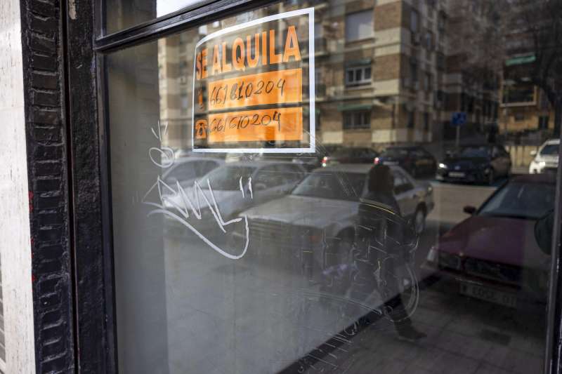 En la imagen, cartel de "se alquila" en un local. EFE/Ismael Herrero/Archivo
