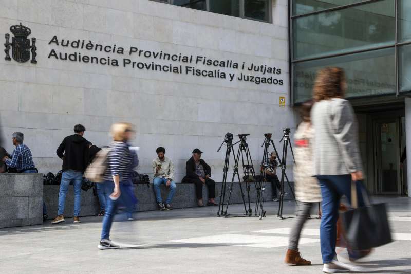 Varias personas acceden a la Ciudad de la Justicia. Archivo/EFE/Manuel Bruque
