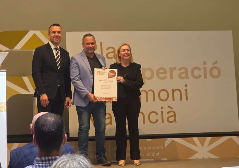 L"alcalde d"Albalat dels Sorells, Nicolau Claramunt, amb el president de la Diputació de València, Vicent Mompó, i la vicepresidenta, Natàlia Enguix./EPDA