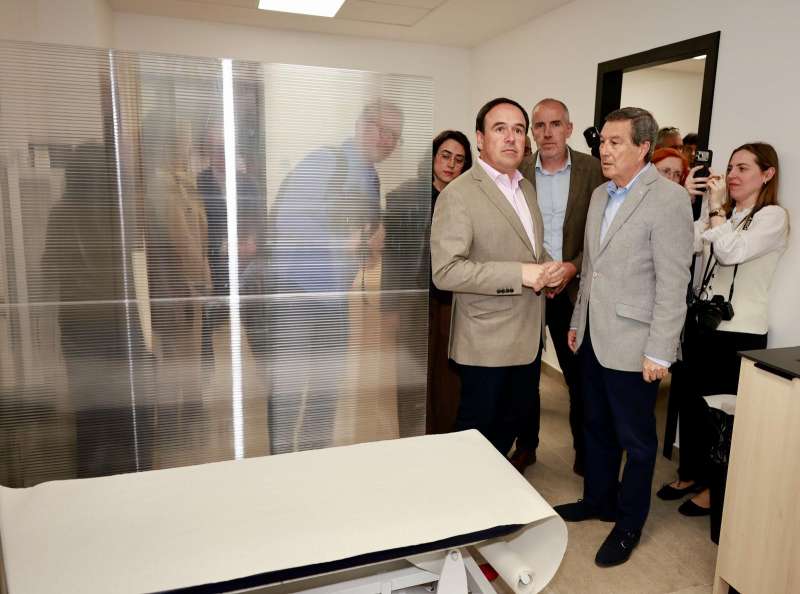 Visita del president de la Generalitat, Juanfran Pérez Llorca, y el conseller de Sanidad, Marciano Gómez, al Centro de Salud de Moncofa. / EPDA