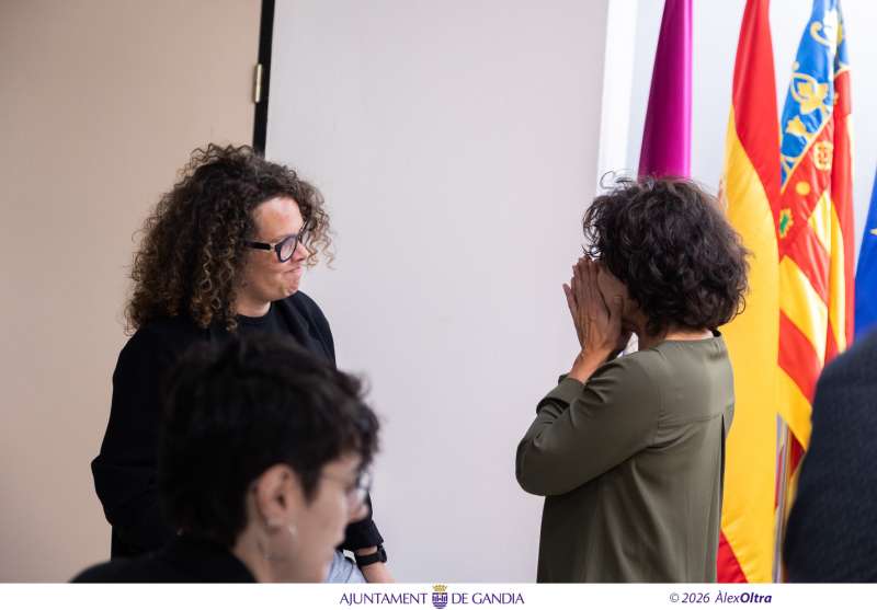 La regidora de Memòria Democràtica de Gandia, Alicia Izquierdo (e) i la presidenta de l"Associació de Familiars de Víctimes del Franquisme de Gandia (d), Núria Martí, durant la compareixença als mitjans. / Àlex Oltra