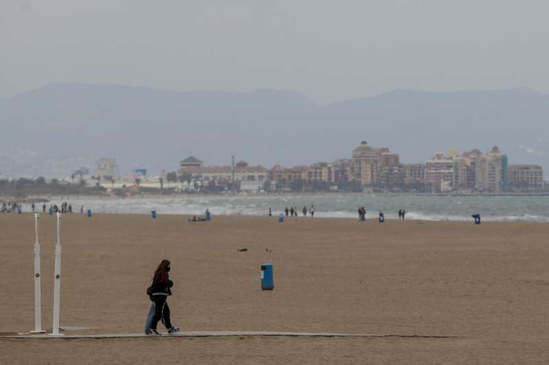Vista general de la playa de la Malvarrosa de València con cielo nuboso. EFE/Manuel Bruque /Archivo

