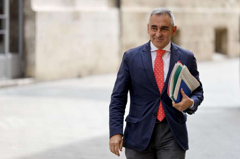 El portavoz del Consell, Miguel Barrachina, se dirige a la rueda de prensa en la que informa de los asuntos tratados en el Pleno del Consell de hoy viernes. EFE/Ana Escobar
