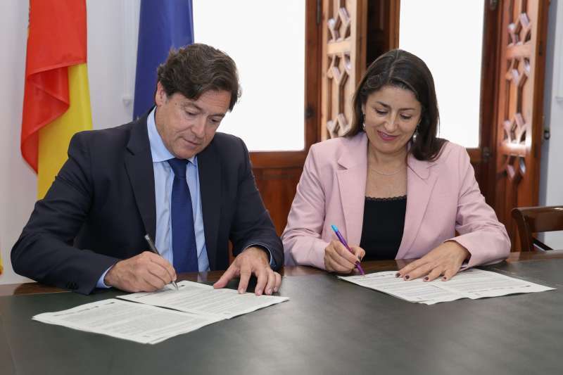 El director general de Administración Local, José Antonio Redorat, y la directora gerente de la Fundación Escuela de Posgrado y Red de Centros de Investigación en Inteligencia Artificial de la Comunitat Valenciana (ValgrAI).
