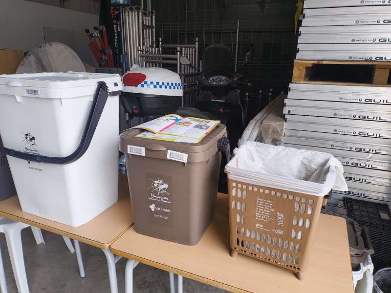 Reparto de cubos para el nuevo sistema de recogida de residuos puerta a puerta en la Canal de Navarrés./ EPDA