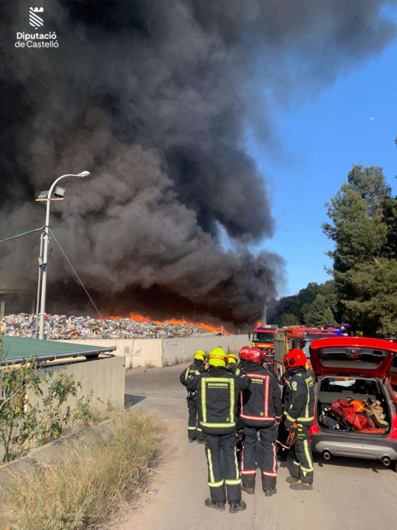 Imagen del incendio en la planta de reciclaje de Onda. / EPDA 