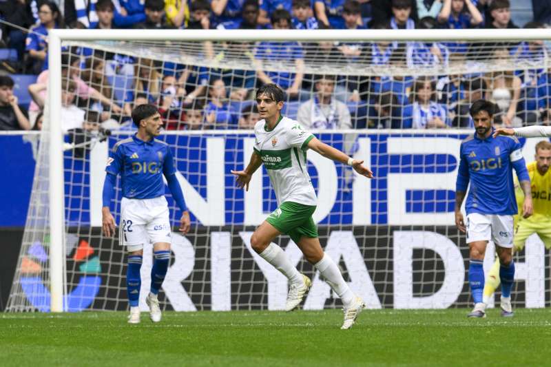 El centrocampista del Elche, Gonzalo Villar (c) celebra su tanto ante el Real Oviedo durante el partido de LaLiga disputado este domingo en el estadio Carlos Tartiere de Oviedo. EFE/ Eloy Alonso
