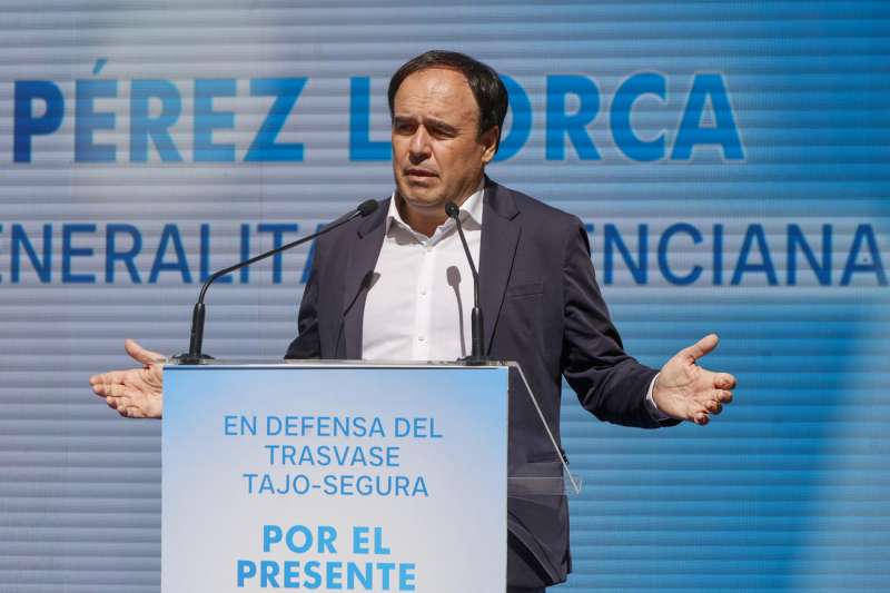 El presidente de la Comunitat Valenciana, Juanfran Pérez Llorca, durante su intervención en el acto en defensa del Tajo-Segura organizado por el Sindicato Central de Regantes del trasvase (SCRATS). EFE/Morell

