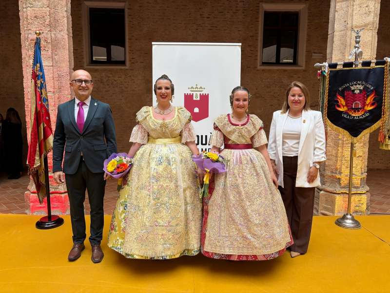 Les noves Falleres Majors d"Alaquàs amb l"alcalde i la regidora de Falles./EPDA