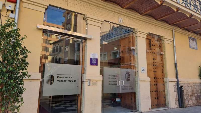 Fachada del Ayuntamiento de Riba-roja de Túria. / EPDA