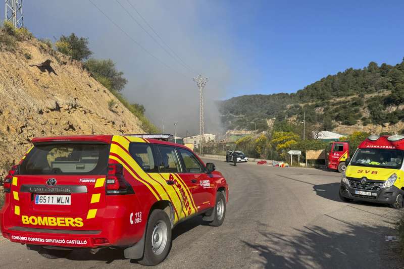 Incendio industrial que afecta a la empresa de desguace Reciplasa del municipio de Onda. EFE/Raquel Segura
