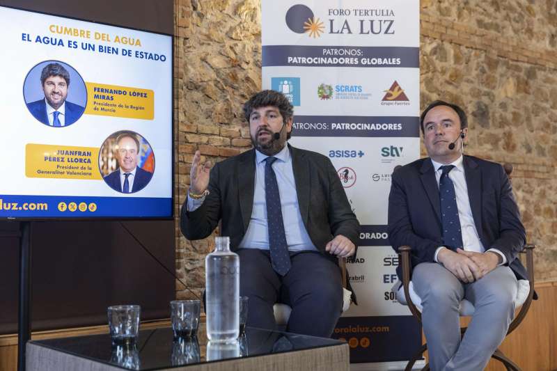 El presidente de la Comunidad de Murcia Fernando López Miras (i), y el presidente de la Generalitat Valenciana, Juanfran Pérez Llorca (d). EFE/Marcial Guillén