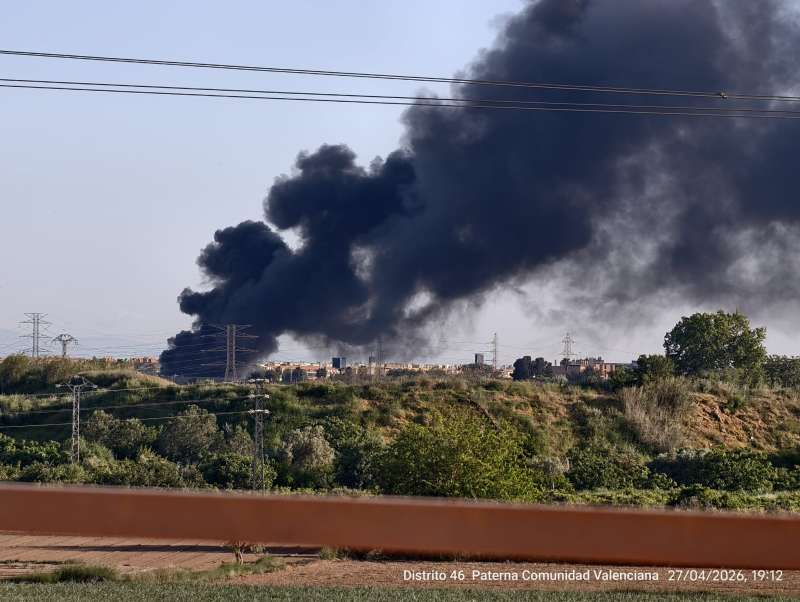 Imagen de la gran columna de humo ocasionada por un incendio en una campa abandonada cerca de Mislata. / EPDA