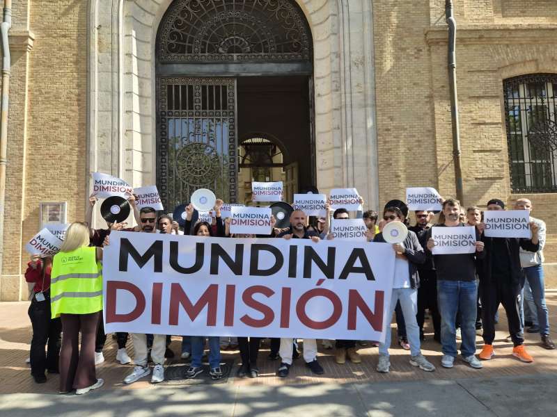 Protesta a las puertas del edificio municipal de Tabacalera, sede de la Concejalía de Mejora Climática. / EPDA