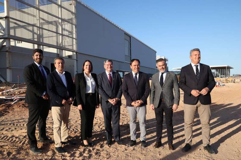 Imagen facilitada por la Generalitat de la visita del president de la Generalitat, Juanfran Pérez Llorca, a las obras de la futura planta de Edwards Lifesciences en Moncada (Valencia). EFE
