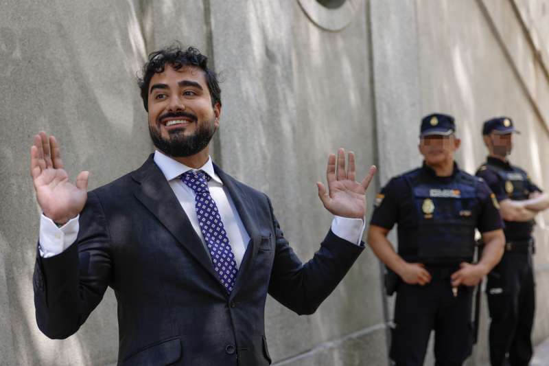 Luis Pérez Fernández "Alvise" atiende a la prensa tras comparecer ante el juez en el Tribunal Supremo.Archivo/ EFE/ Mariscal
