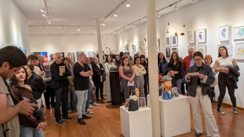 Gran afluencia de público en la inauguración de la exposición. EPDA