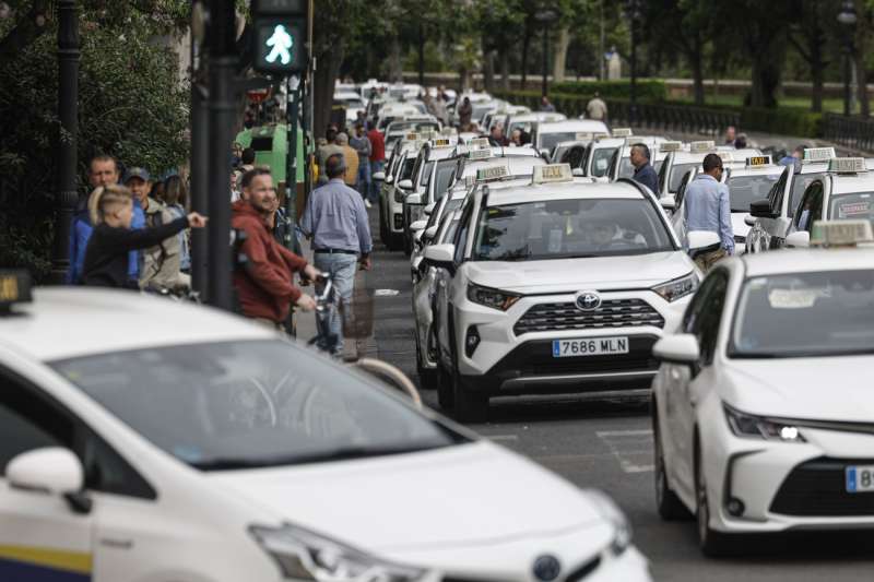 Marcha lenta desde las 11 horas por el centro de València y continuación hasta la Conselleria de Infraestructuras, en la Ciudad Administrativa 9 d"Octubre. EFE/Kai Försterling