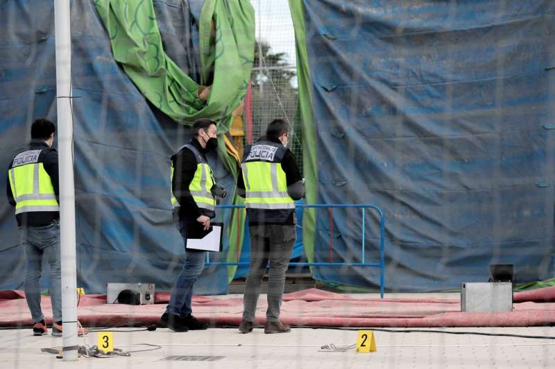 Varios policías en el lugar donde ocurrió el accidente en el castillo hinchable de la feria de Mislata. EFE/Ana Escobar/Archivo

