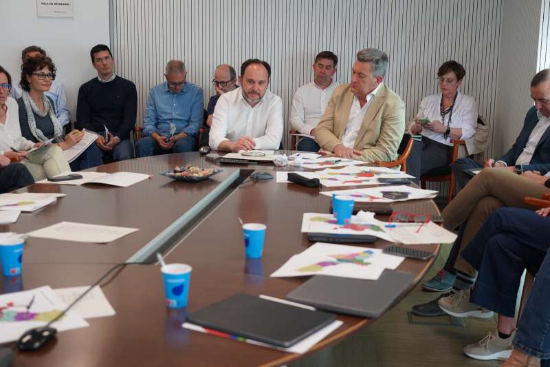 Vicente Martínez Mus mantiene un encuentro con representantes de todos los consorcios. / EPDA