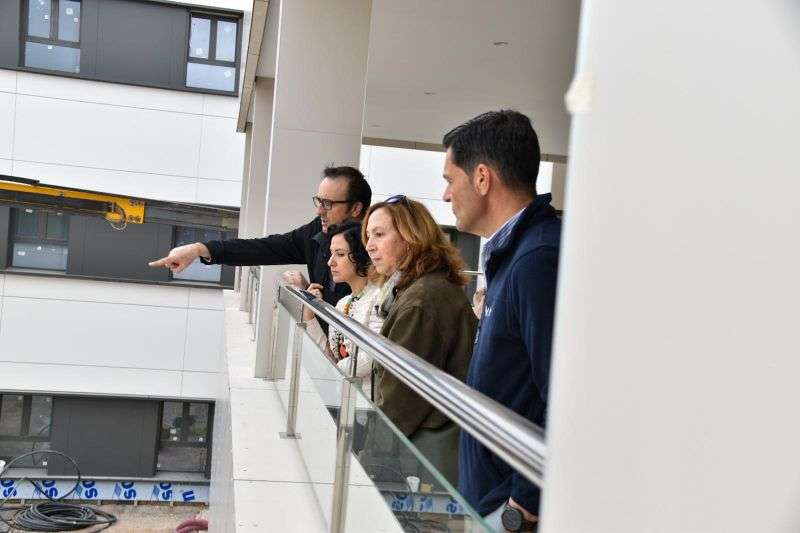 La consellera Elena Albalat en su visita a las obras de la nueva residencia pública de Sant Mateu. / EPDA