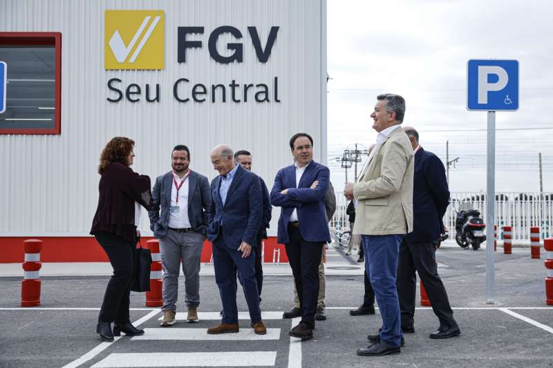 En la imagen Pérez Llorca (centro), junto al vicepresidente tercero y conselleria de Medio Ambiente, Infraestructuras, Territorio y de la Recuperación, Vicente Martñinez Mus (dcha). EFE/ Biel Aliño
