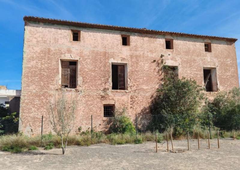 L"exterior del Palau dels Comtes d?Orbe i Piniés, que ara encara la seua restauració en dos fases. / EPDA