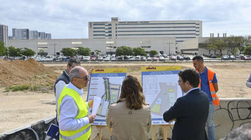 Imagen cedida por el Ayuntamiento de València de la alcaldesa, María José Catalá, tras visitar las obras del Sector Sur PRR-7 de Malilla Sur.
