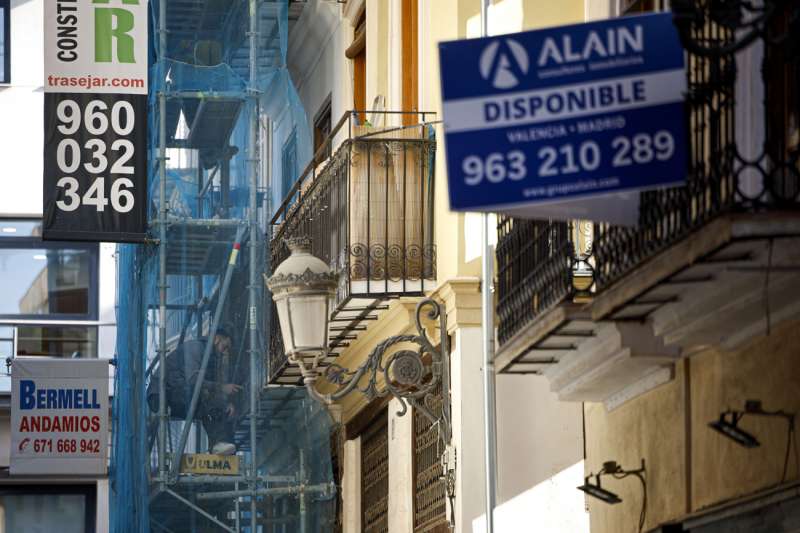 En la imagen, un albañil trabaja desde un andamio en la rehabilitación de un edificio de Valencia. EFE/Biel Aliño/Archivo
