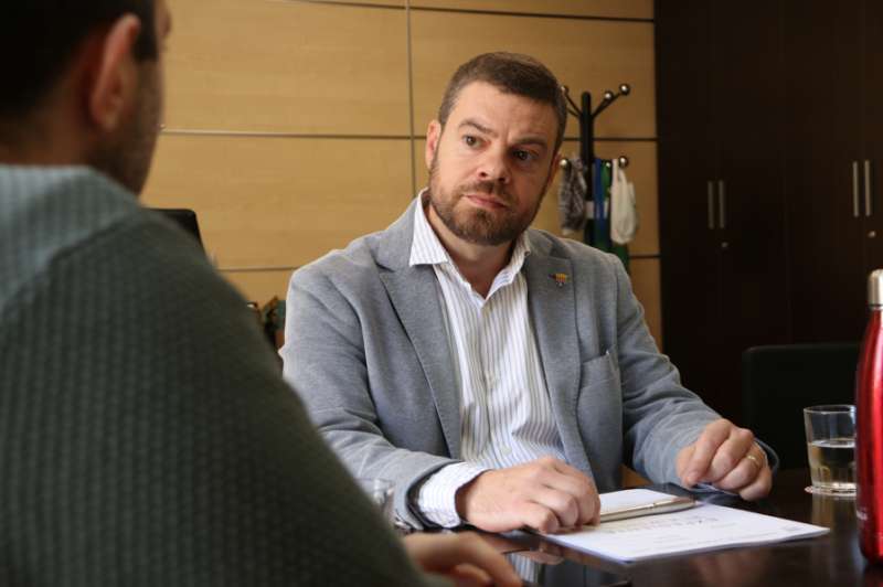 L?alcalde de la Pobla de Farnals, Enric Palanca, durant l?entrevista al seu despatx./JUDITH CELMA