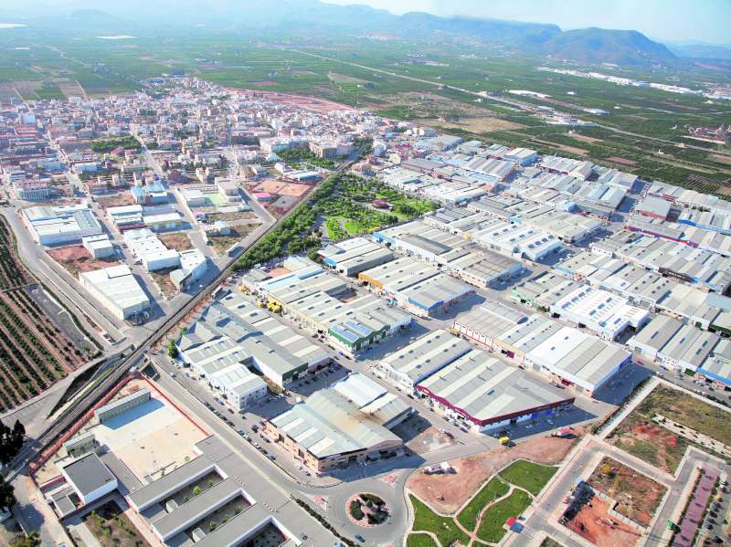 Imagen a vista de pájaro de Rafelbunyol y su gran polígono industrial. / EPDA