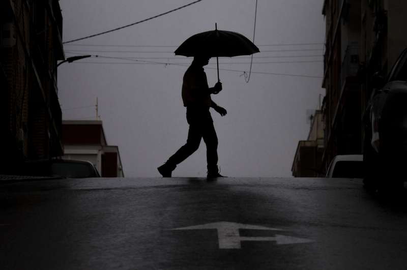 Una persona se protege de la lluvia con un paraguas. EFE/Kai Försterling/Archivo