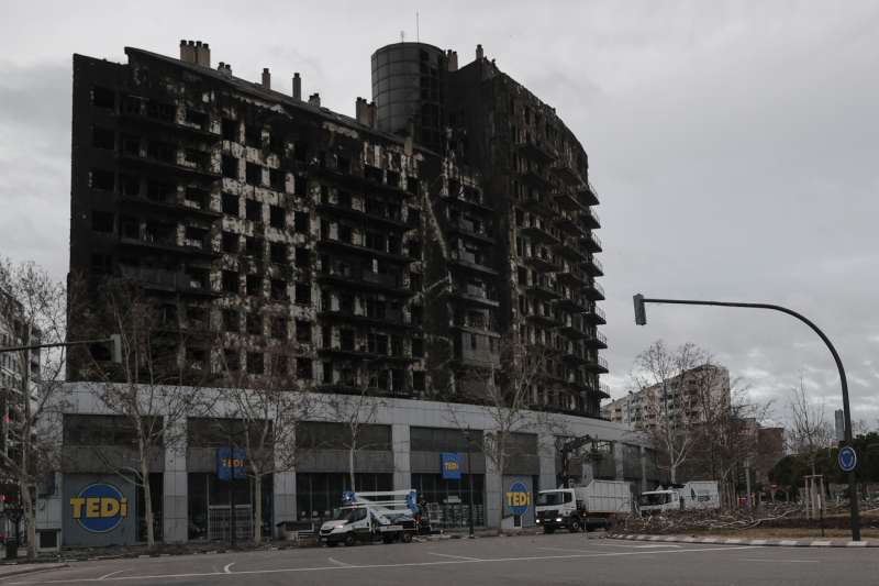 Imagen de archivo de los edificios de Campanar afectados por el incendio. EFE/Manuel Bruque
