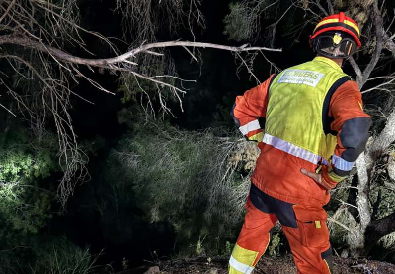 Los bomberos rescatan a un motorista atrapado en un barranco de 20 metros en Bétera. / B. V. 