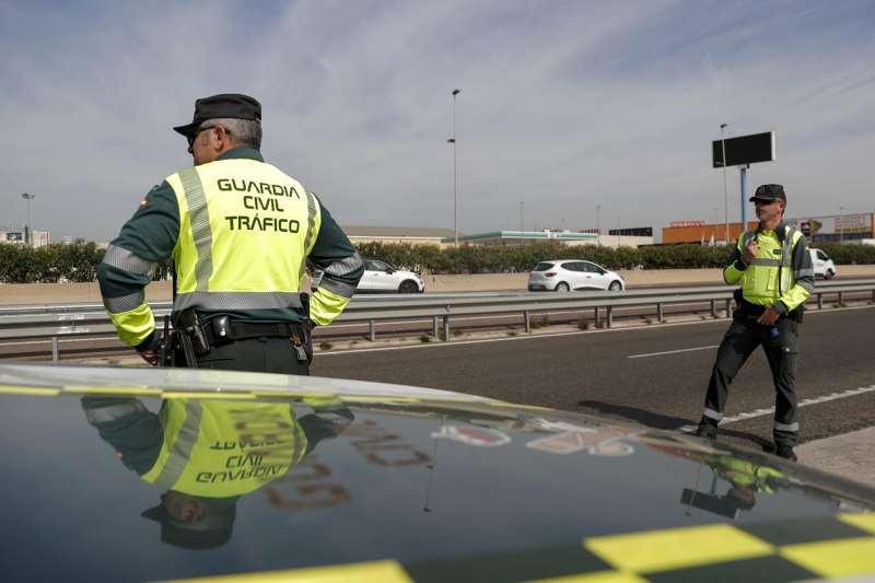 Imagen de archivo de una patrulla de la Guardia Civil de Tráfico. EFE/Manuel Bruque
