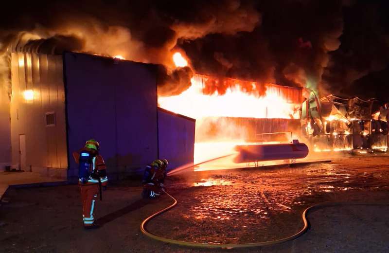 Los bomberos sofocan el incendio en una granja avícola en Sinarcas. / B. V. 