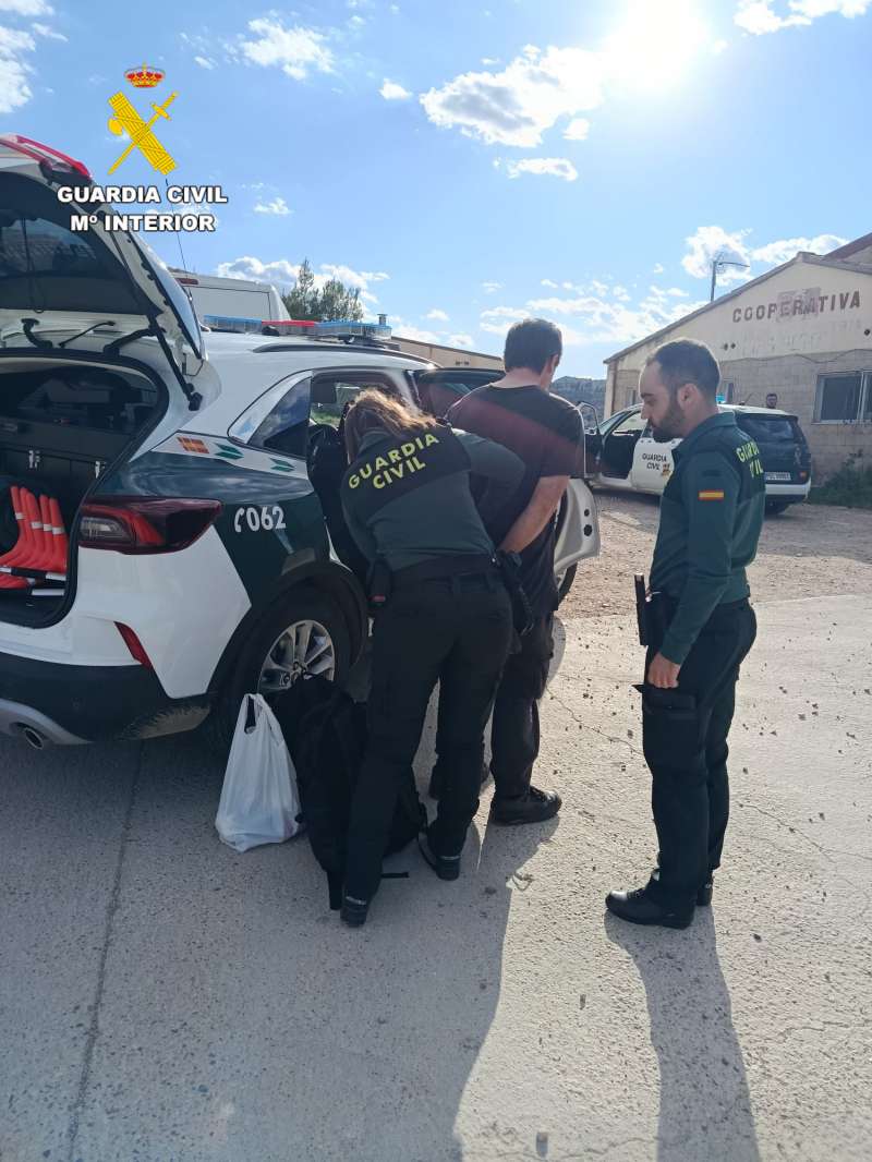 La Guardia Civil ha detenido a tres hombres en Ademuz por el robo de una tonelada de cable de cobre procedente de líneas telefónicas que transportaban en una furgoneta. EFE/Guardia Civil

