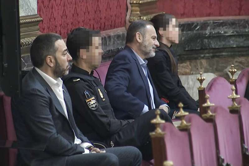 Captura de video de la señal del Tribunal Supremo, del exministro José Luis Ábalos (2d), junto al empresario Víctor de Aldama (i), en un momento de la declaración de Koldo García, EFE/Señal Tribunal Supremo
