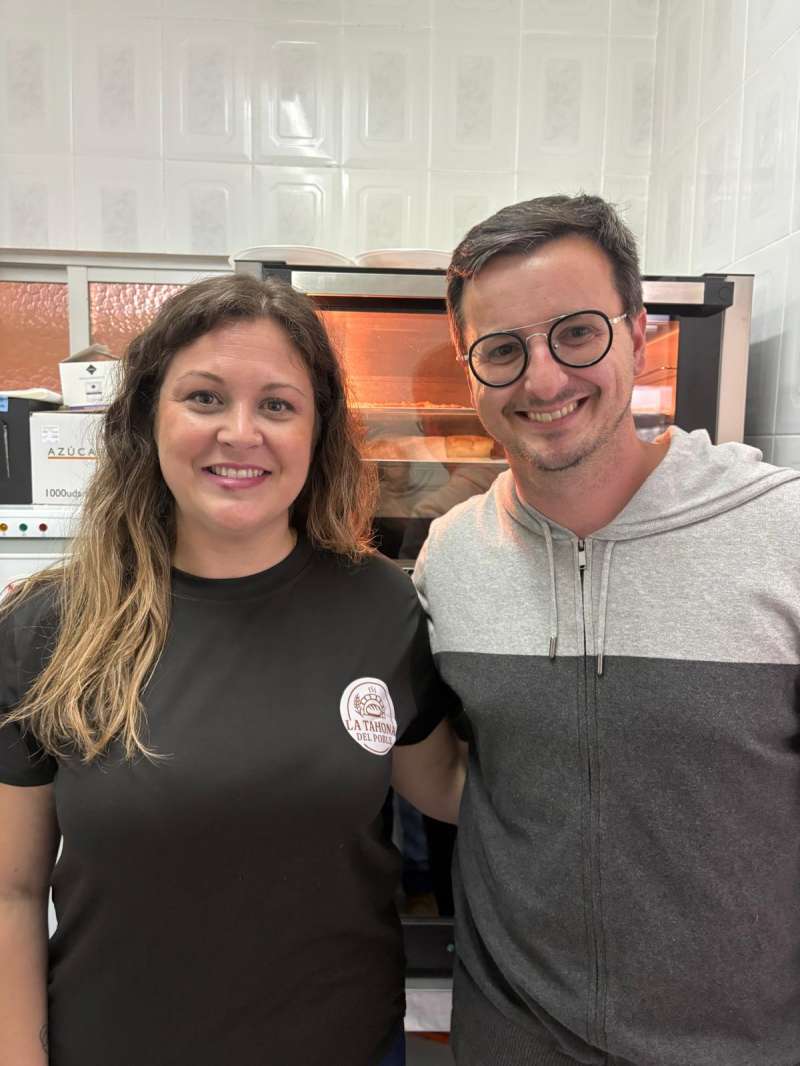 Sandra Giménez junto al alcalde, José Arenes. EPDA