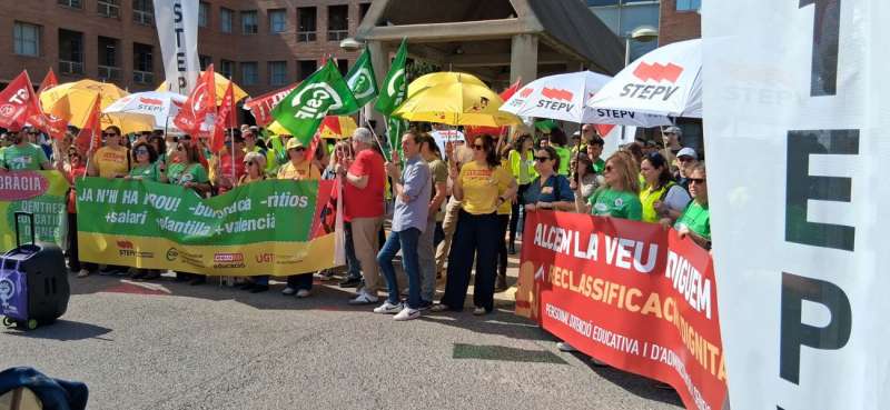 Imagen compartida en redes por el CSIF de una protesta anterior de los sindicatos ante la Conselleria de Educación.
