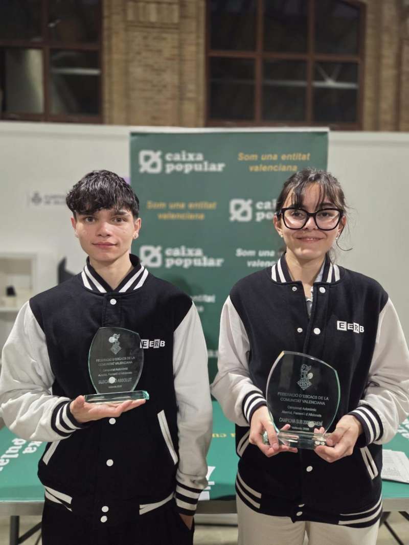 Joaquín Fiorito, subcampió absolut (esq.) i Agnés Núñez de Arenas, Campiona Femenina sub2000 (dta.) al Campionat Autonòmic d"Escacs. / EPDA