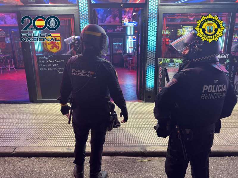 Momento del desarrollo del operativo policial en Benidorm.
