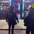 Momento del desarrollo del operativo policial en Benidorm.
