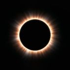 Un eclipse solar total generado con IA