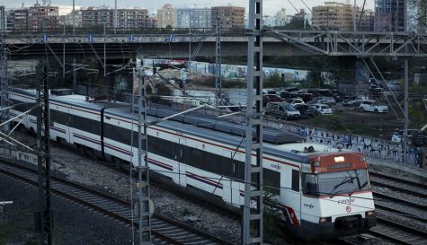 Un tren de cercanías saliendo de Valencia. EFE/Biel Aliño/Archivo