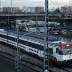 Un tren de cercanías saliendo de Valencia. / EFE-Biel Aliño-Archivo Un tren de cercanías saliendo de Valencia. / EFE-Biel Aliño-Archivo